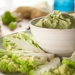 Blumenkohl mit würzigem Avocado-Dip