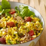 Warmer Mais- und Weizenkornsalat