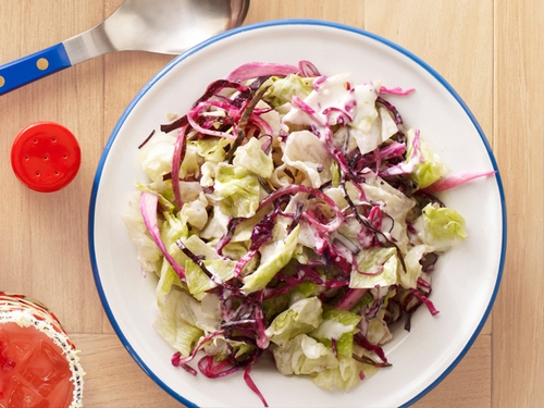 วิธีทำสลัดลองบีช (Long Beach Salad) กับกะหล่ำปลีแดง หอมแดง และบลูชีส