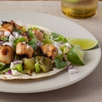 Gegrillte Tostados mit Hühnchen, Tomatillos und Queso Blanco
