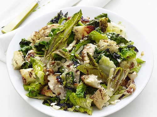 Zubereitung - Gegrillter Hähnchen-, Focaccia- und Römersalat mit Caesar-Dressing