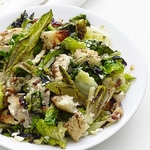 Gegrillter Hähnchensalat mit Focaccia, Römersalat und Caesar-Dressing
