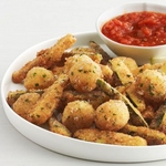 Gebratene Zucchini-Mozzarella-Bocconcini mit Marinara-Sauce