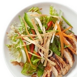 Asiatischer Hähnchensalat mit Kirsch-Walnuss-Dressing