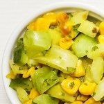 Mais- und grüne Tomaten-Relish (Snack-Dip)
