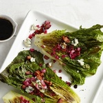 Gegrillter Römersalat mit Blauschimmelkäse und Speck