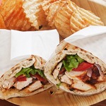 Wraps mit kreolischem Hähnchen, Tomaten und Römersalat