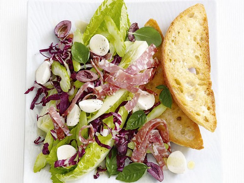 Wie man einen Antipasti-Salat zubereitet