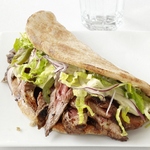 Arabische Sandwiches mit Steak, Römersalat und Hummus