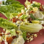 Römersalat mit Speck, Ei und Blauschimmelkäse-Dressing