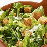 Römersalat mit Croutons und Parmesan