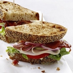 Club-Sandwiches mit Truthahn, Avocado und Römersalat