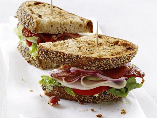 Come preparare i club sandwich con tacchino, avocado e lattuga romana