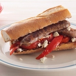 نقانق لحم ضأن حارة منزلية الصنع مع النعناع