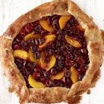 Galette mit Kirschen und Pfirsichen