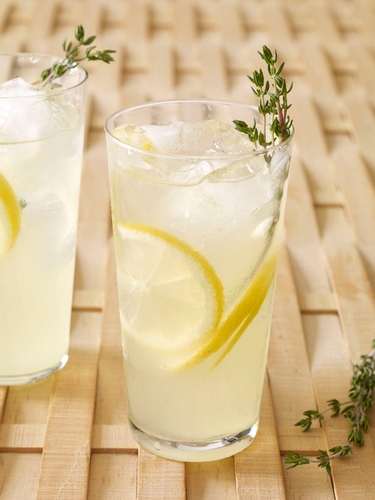 Wie man Thymianlimonade zubereitet