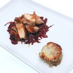 Würzige Hähnchenbrust mit Kartoffelgratin und Rotkohl