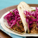 Geschmortes Rindfleisch und Rotkohl-Tacos