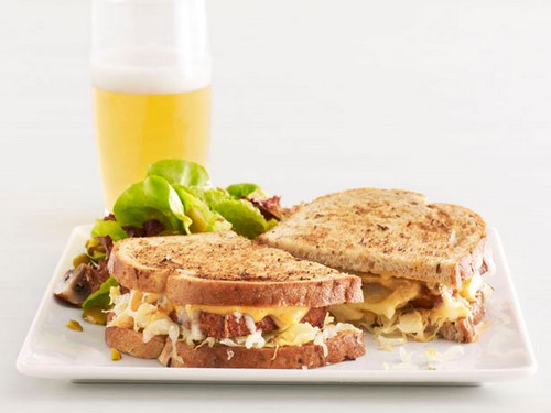 So bereiten Sie Reuben-Sandwiches mit Tofu und Salat zu