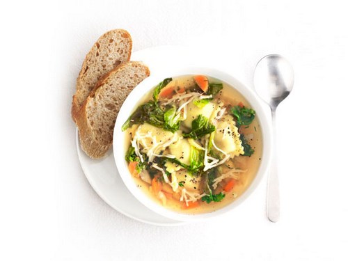 Wie man Gemüseraviolisuppe zubereitet
