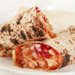 Hähnchen-Burritos mit Bohnen und Rotkohl in scharfer Soße