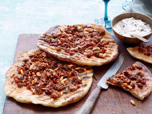 Wie man Lammpizza zubereitet