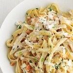 Fettuccine-Nudeln mit Sommergemüse und Ziegenkäse