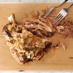 Schweinefleisch in Wein geschmort