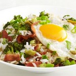 Schüssel mit Reis, Brokkoli, Speck und Spiegeleiern