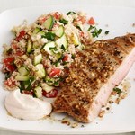 Gegrilltes Schweinefleisch mit Zucchini und Couscous