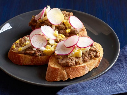 Wie man Crostini mit Hühnerleberpastete zubereitet