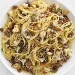 Spaghetti mit geschmortem Blumenkohl und italienischer Wurst