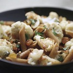Vollkorn-Penne mit Blumenkohl, Rosinen und Pinienkernen, nach sizilianischer Art