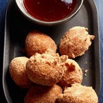 Amerikanische Donuts mit Erdbeersirup