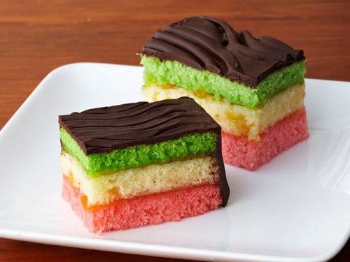 Wie man Regenbogenkuchen backt