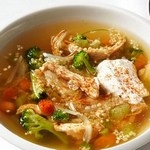 Gegrillte Hähnchen-Quinoa-Suppe