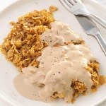 Cornflakes-paniertes Rinderkotelett mit cremiger Soße