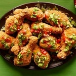 Hähnchenschenkel in Maischip-Panade mit Käse