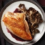 Gebratene Hähnchenbrust mit Champignons und Rotweinsauce