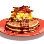 Vollkornpfannkuchen mit Omelett und Speck