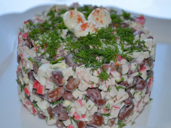 Come preparare l'insalata di fagioli e surimi di granchio