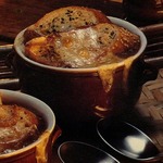 حساء البصل في أوانٍ