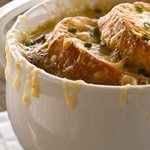 Französische Zwiebelsuppe mit Pilzen