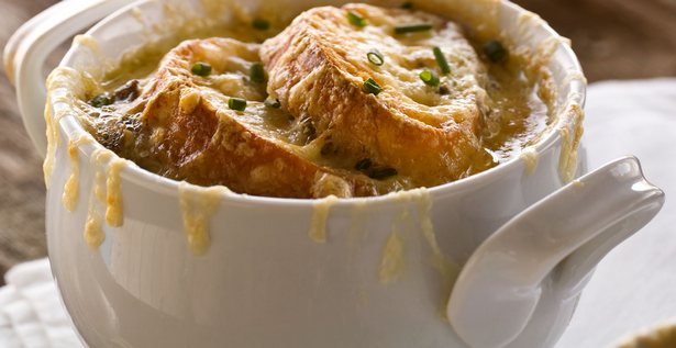 Wie man französische Zwiebelsuppe mit Pilzen zubereitet
