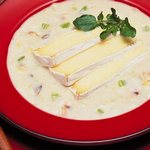 Cremige Suppe mit Pilzen und Brie-Käse