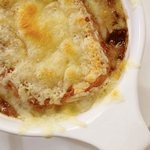 Zwiebelsuppe mit Käse