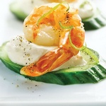 Gurken-Canapés mit Garnelen und Limettencreme