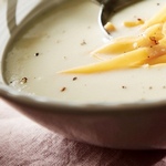 شوربة القرنبيط الكريمية مع الجبن