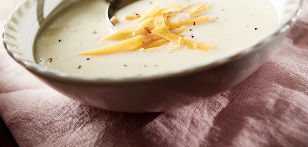 Rezept für cremige Blumenkohlsuppe mit Käse