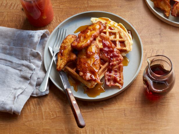 So bereiten Sie Waffeln mit Speck und Hähnchen zu